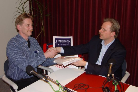 Ron Lammers (Xymphonia) hands over the CD set to Bert (left)